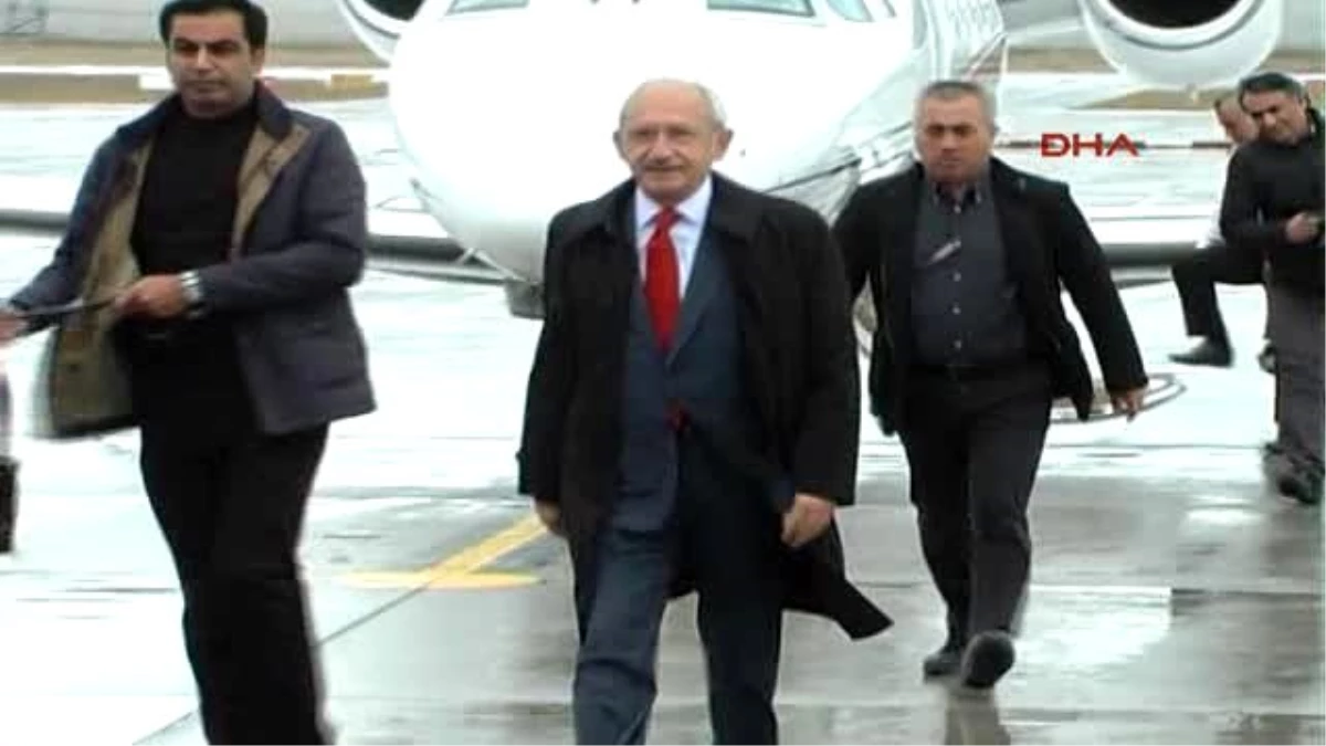 Kars Kılıçdaroğlu, Kars\'ta Yağmur Altında Çarşıyı Gezdi
