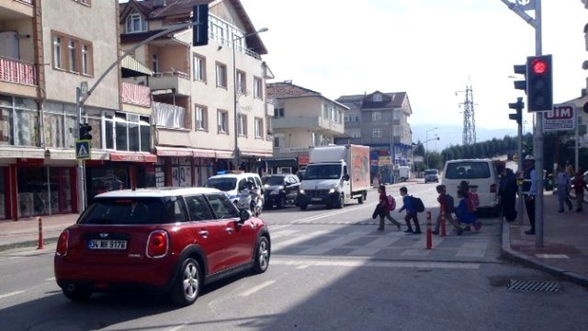 Kartepe\'de Yaya Geçitlerine Işıklı Önlem