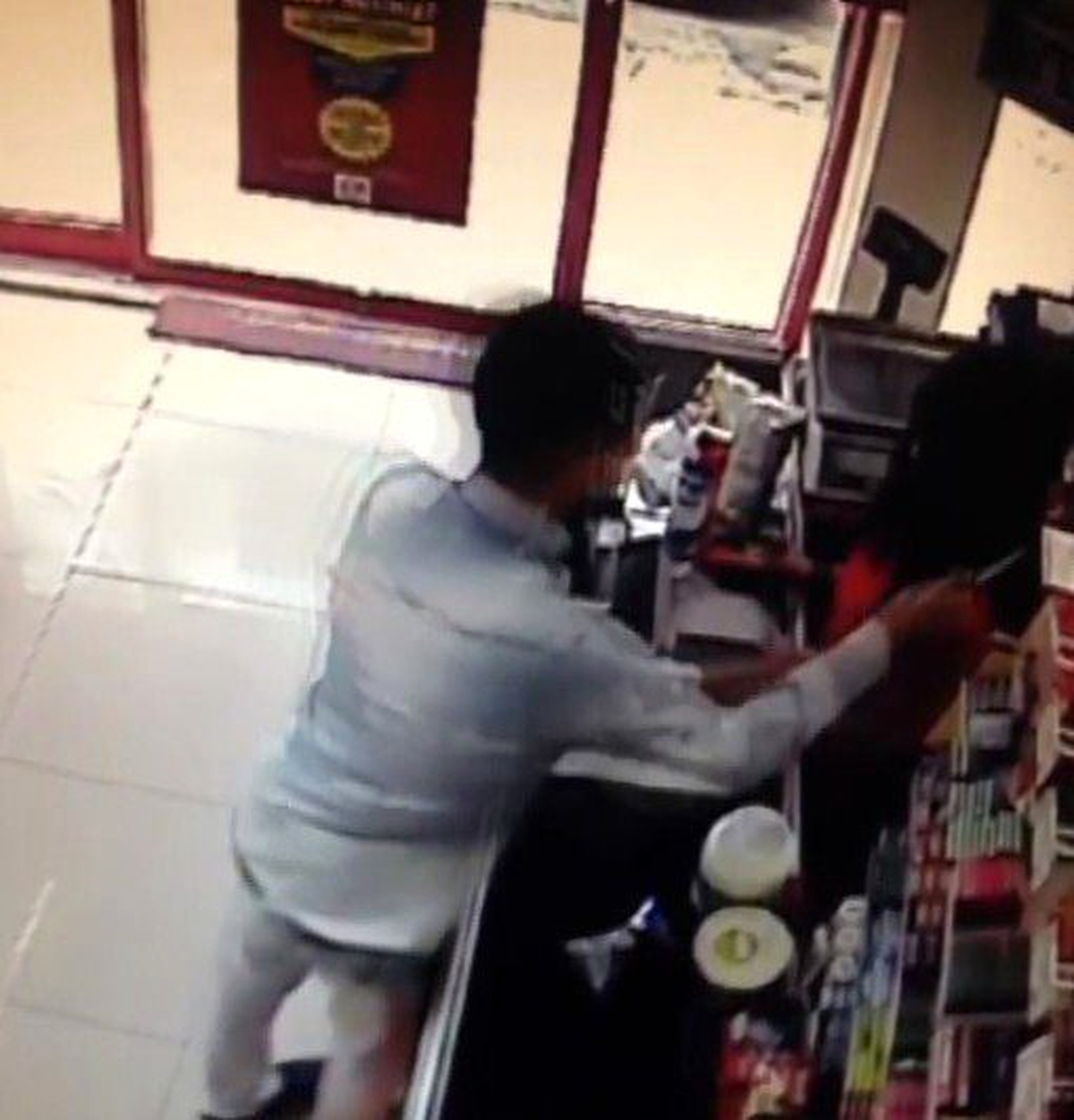 Kasiyer Kızın Boğazına Bıçak Dayayıp Para İstedi