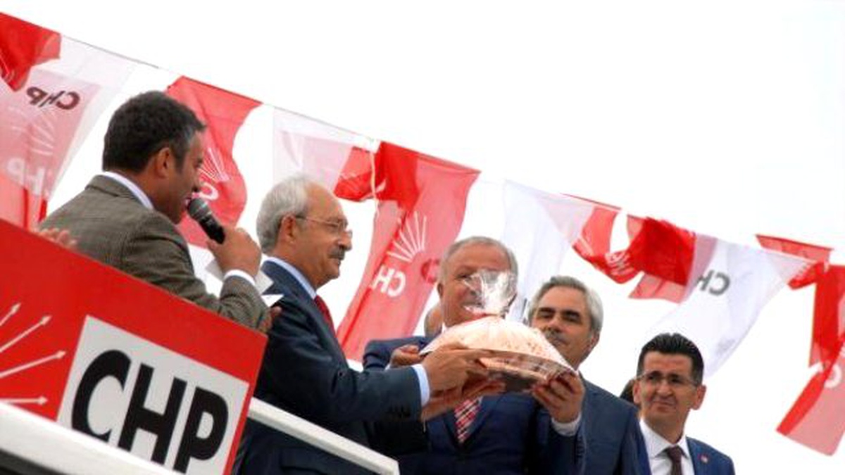 Kılıçdaroğlu, Kars\'ta Yağmur Altında Çarşıyı Gezdi (3)