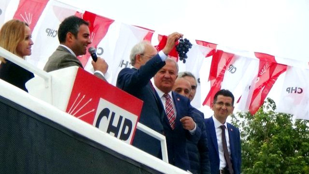 Kılıçdaroğlu\'na Erzincan\'da Cimin Üzümü İkram Edildi