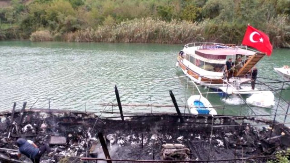 Köyceğiz\'de Tur Teknesinde Korkutan Yangın