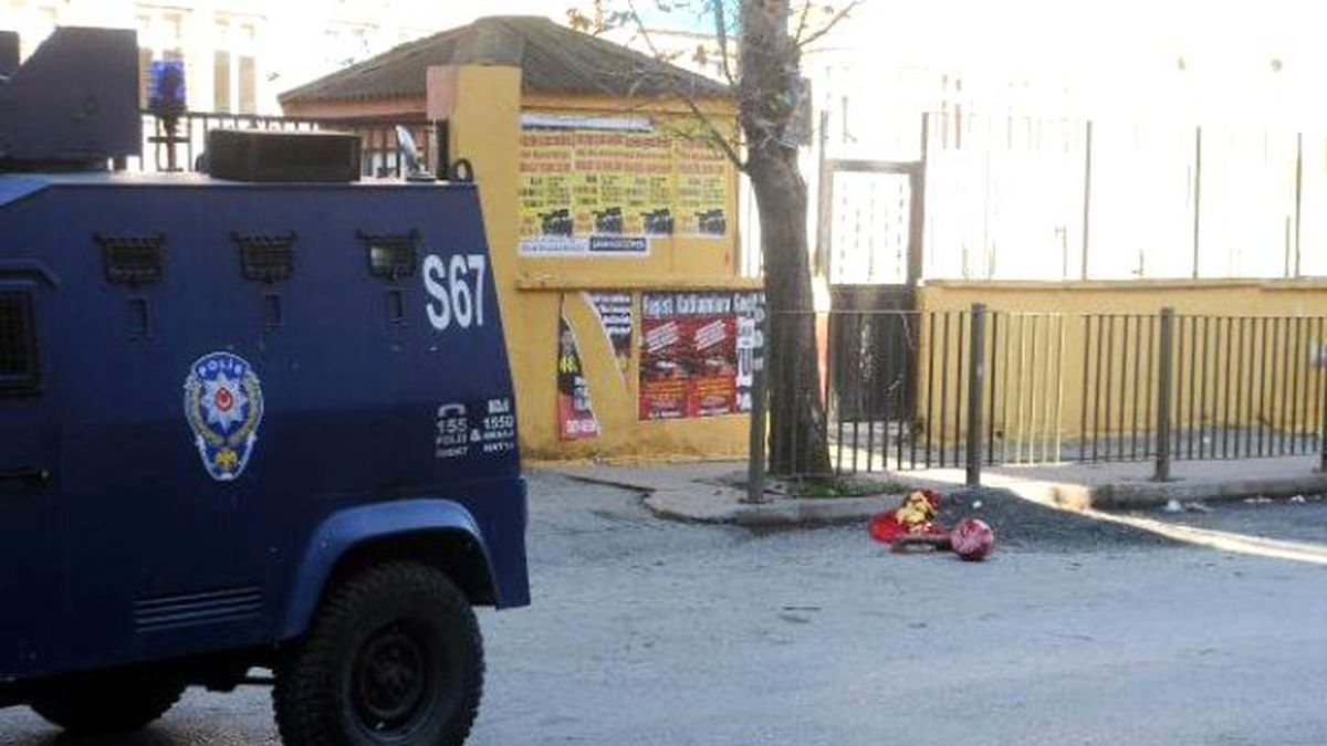 Okul Önünde Pankart Alarmı...