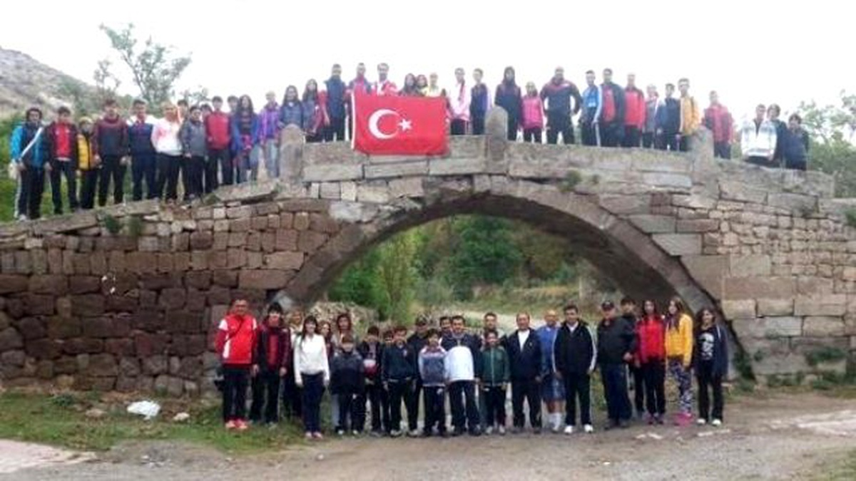 Olimpiyatlara Hazırlık Merkezi\'ndeki Sporcular Vali Düzgün ile Yürüyüş Yaptı