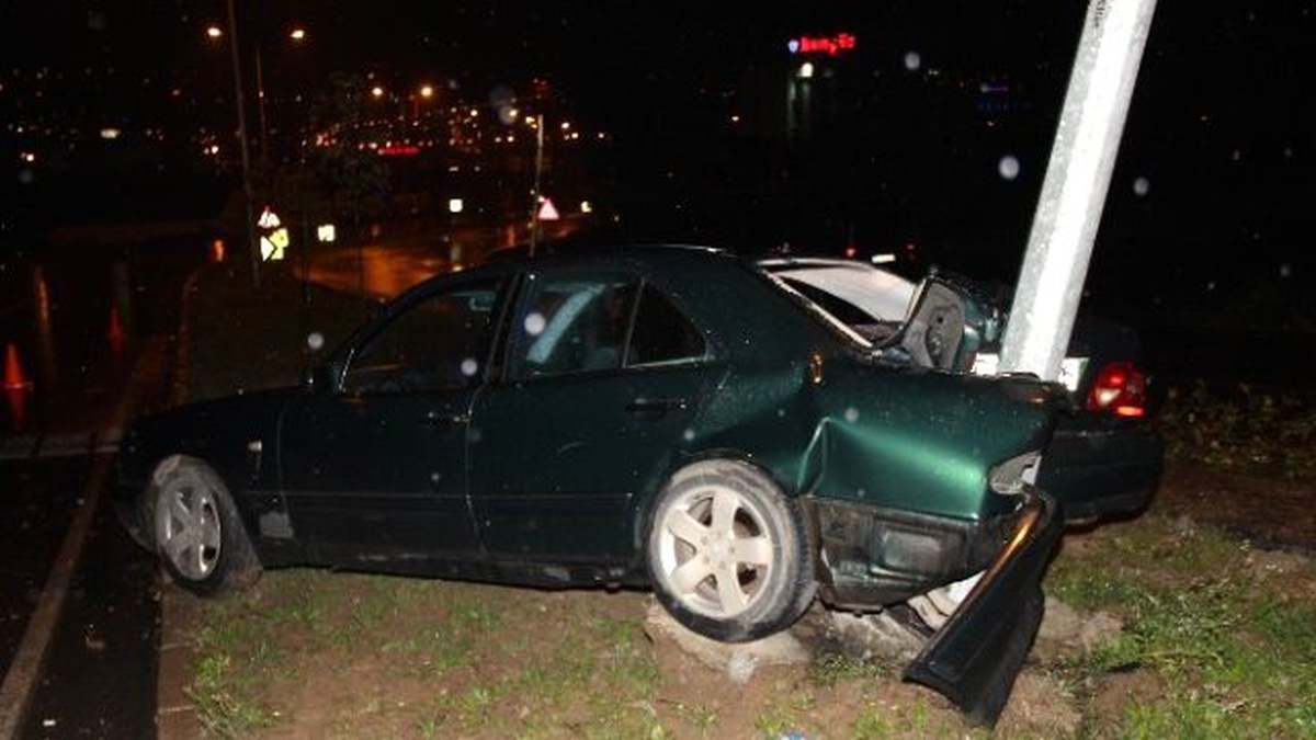 Otomobil Aydınlatma Direğine Çarptı: 1 Yaralı