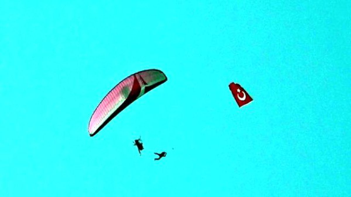 Paraşütten Sarkıtılan Halatın Ucundan Boşluğa Atladı