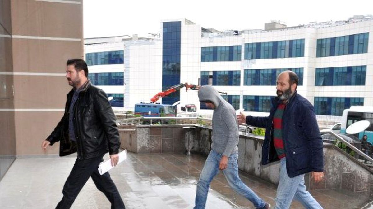 Polisi Görünce Uyuşturucuyu Camdan Attı