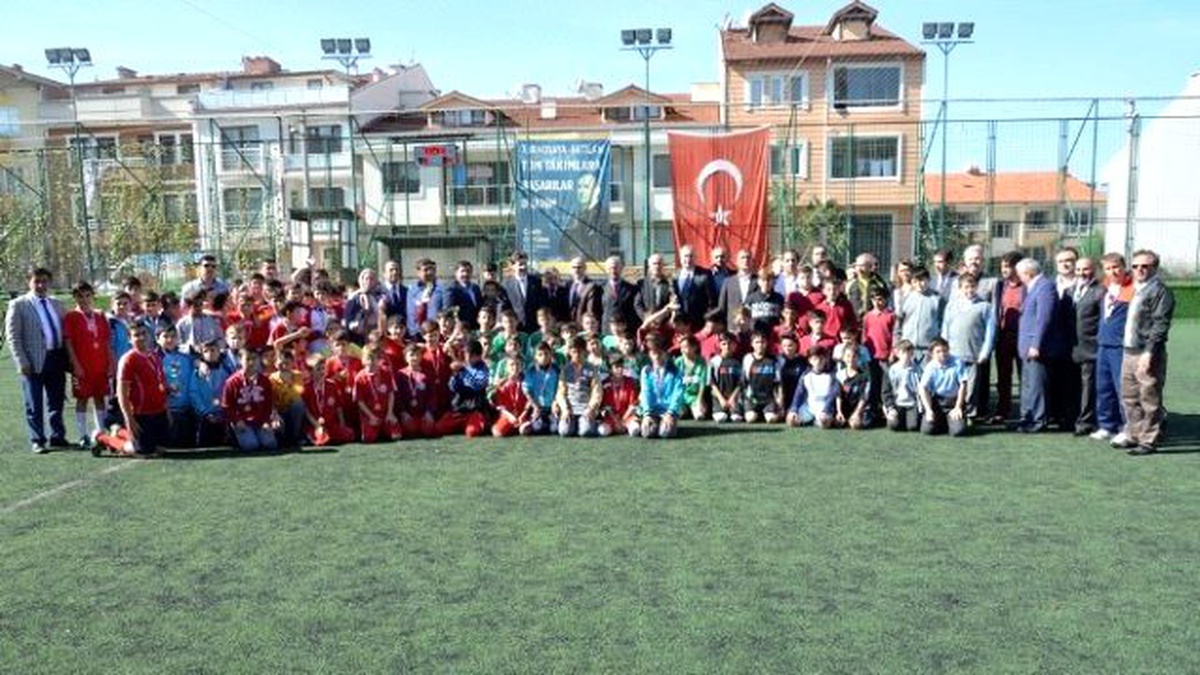 Şampiyon Okula Ödülünü Ayhan Sefer Üstün Verdi
