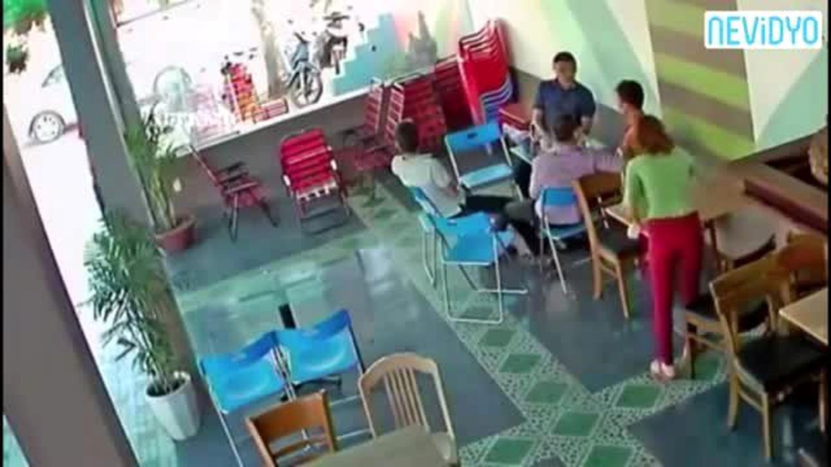 Sandalyeler Havada Uçuştu