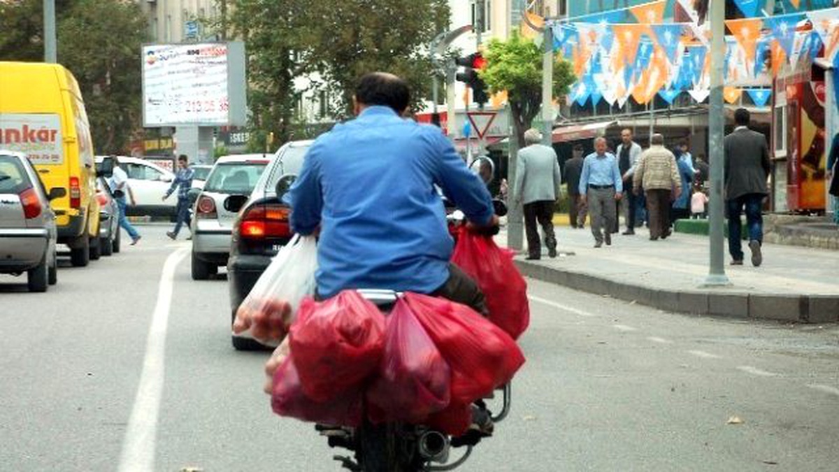 Seyir Halindeki Motosiklette Alışveriş Poşetleri