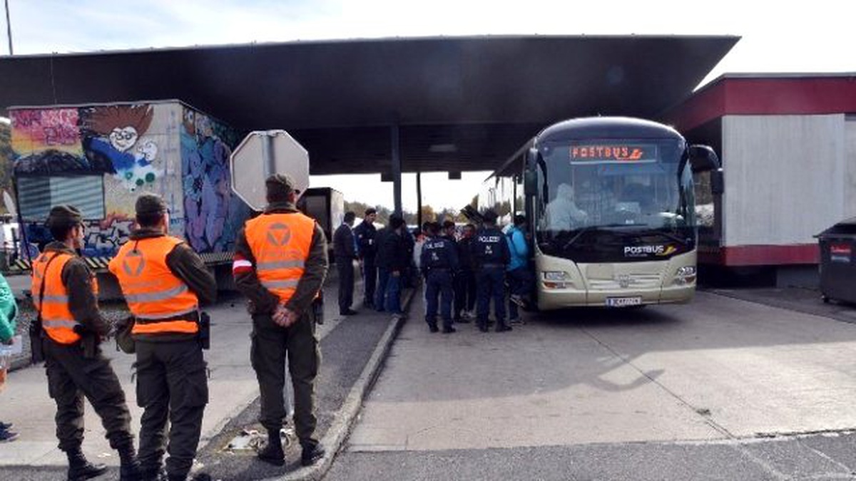 Sığınmacılar Çoluk Çocuklarıyla Sınır Kapılarında