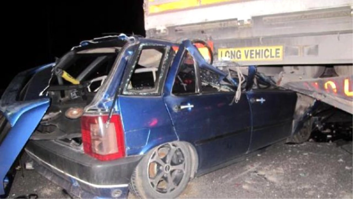 Tır\'a Arkadan Çarpan Otomobilin Sürücüsü Yaralandı