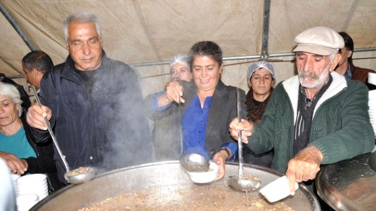 Tunceli Belediyesi 5 Bin Kişiye Aşure Dağıttı