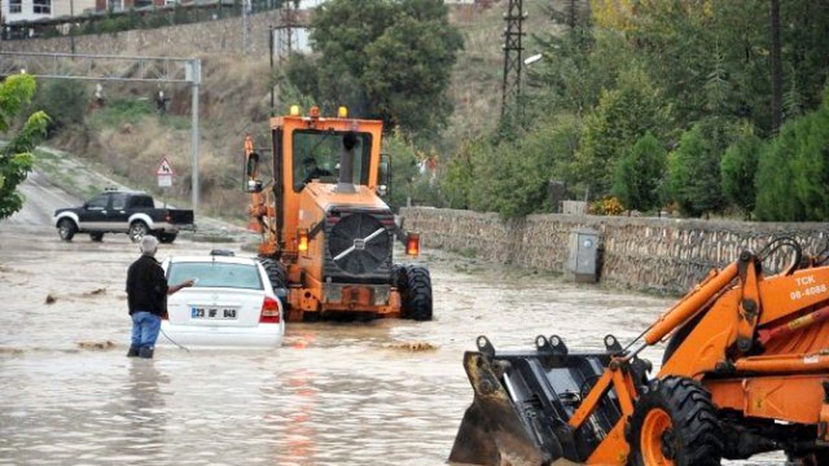 Tunceli-elazığ Karayolu Sel Nedeniyle Ulaşıma Kapandı