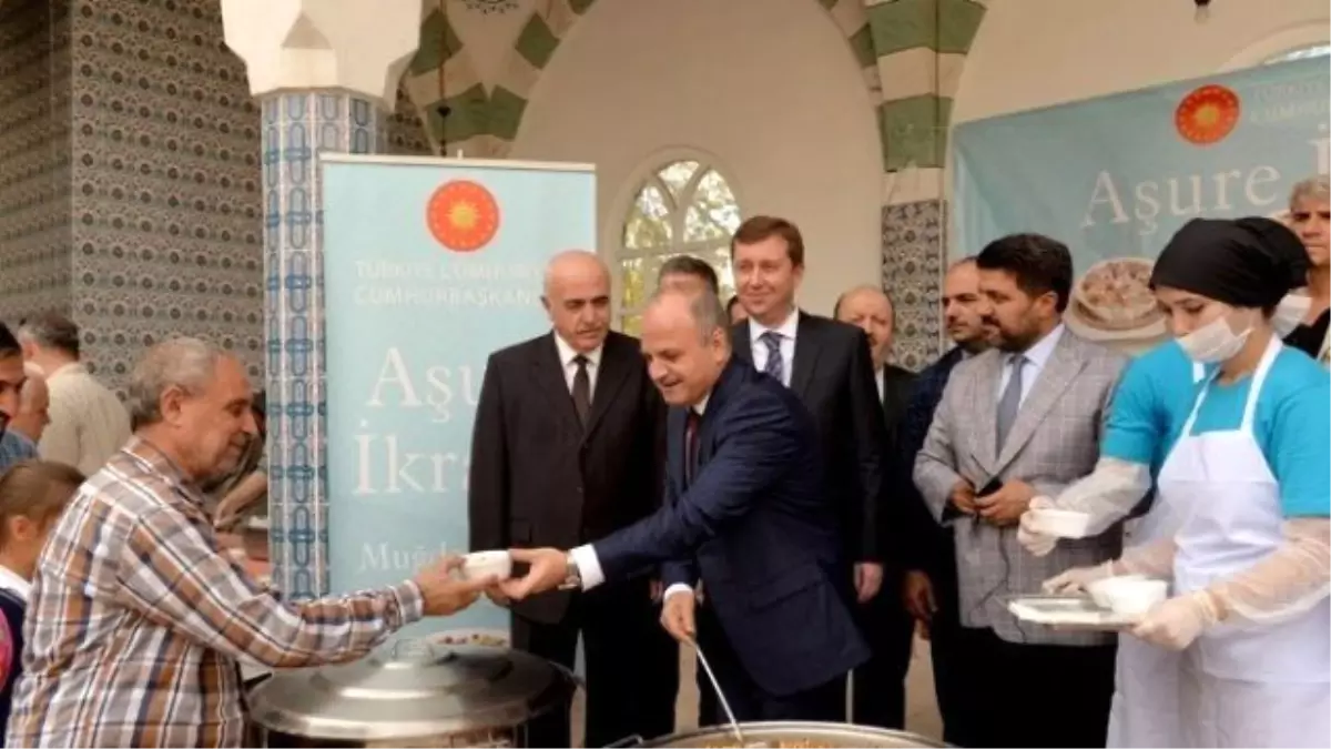 Vali Çakacak, Cumhurbaşkanlığı Adına Aşure Dağıttı