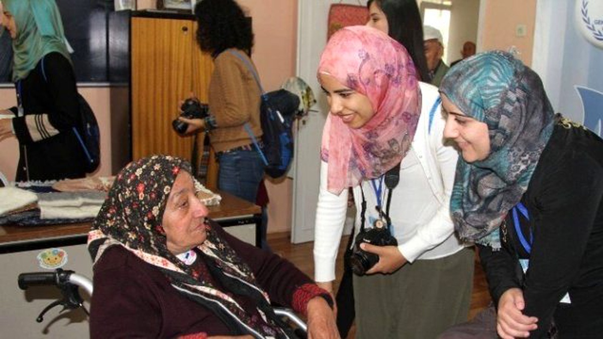 Yabancı Uyruklu Öğrenciler Huzurevi\'nde Yaşlılarla Bir Araya Geldi