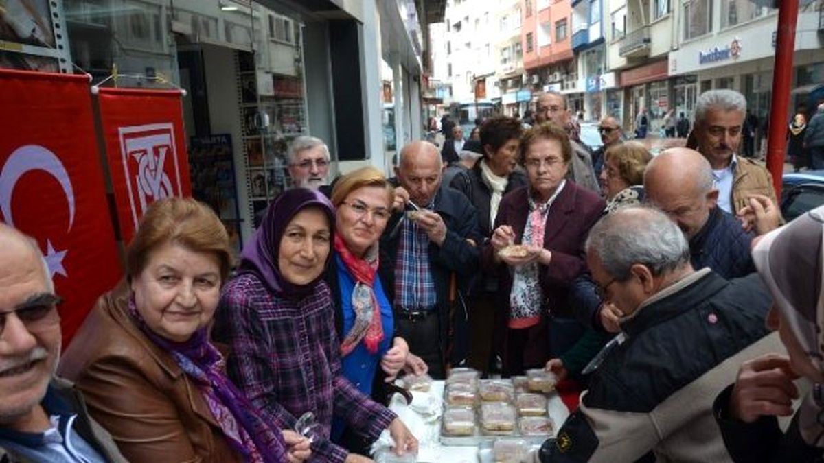 Yardım Sevenler Fatsa\'da Aşure Dağıttı