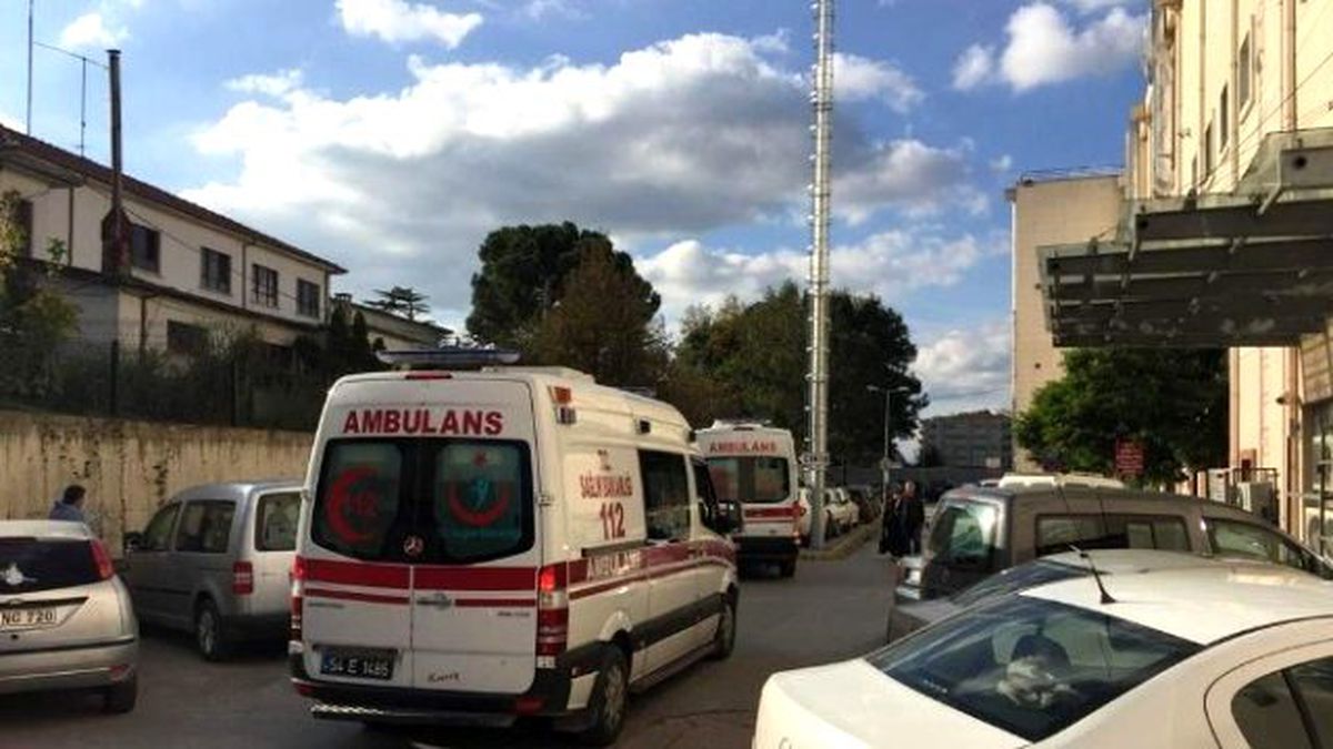 Acil Önüne Park Edilen Otomobiller Ambulans Geçişlerini Engelliyor