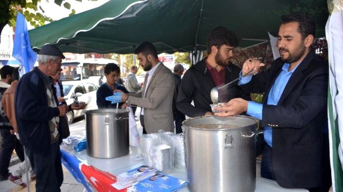 Ak Gençler 500 Kişilik Aşure Dağıttı