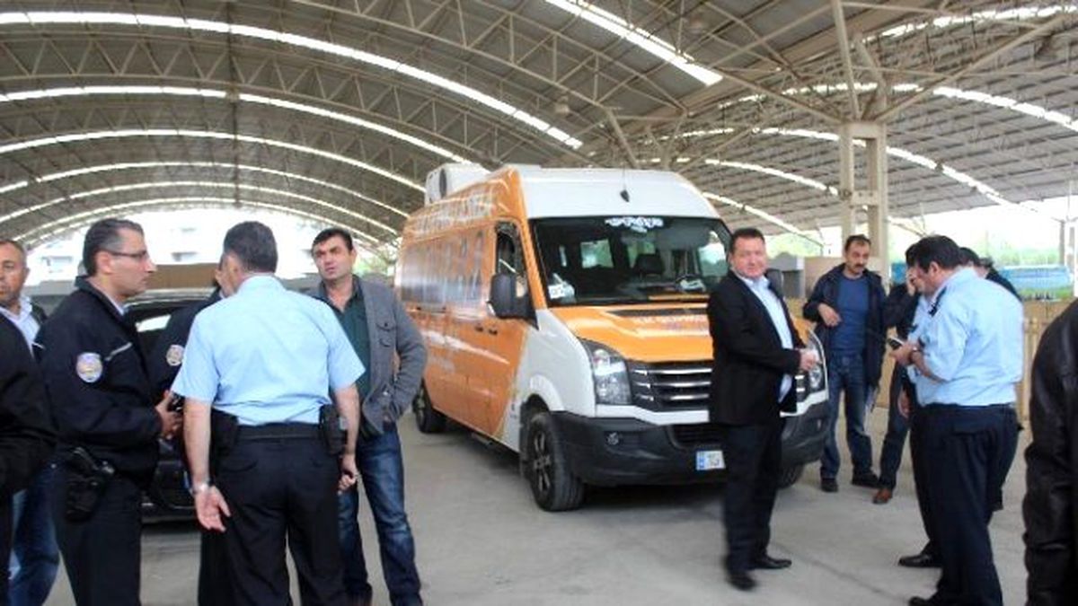 AK Parti\'nin Seçim Aracı Saldırıya Uğradı