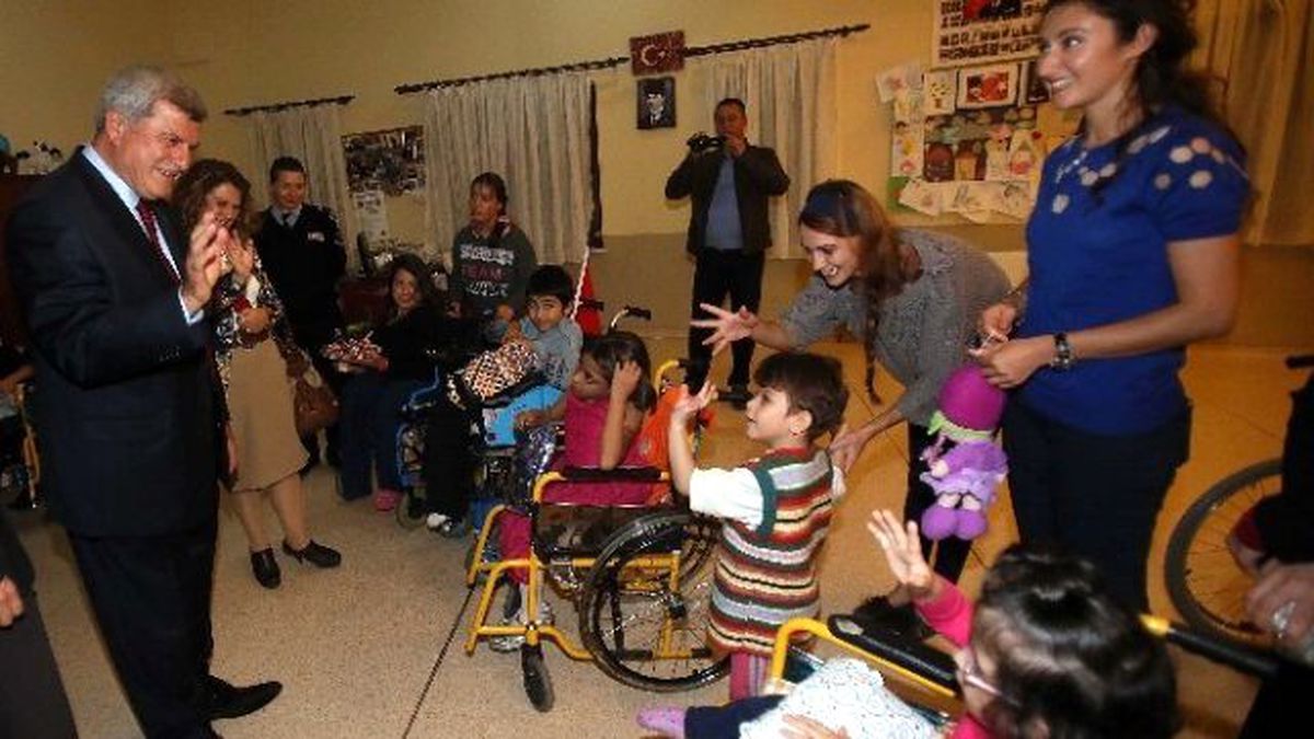 Başkan Karaosmanoğlu Engelli Vatandaşları Ziyaret Etti