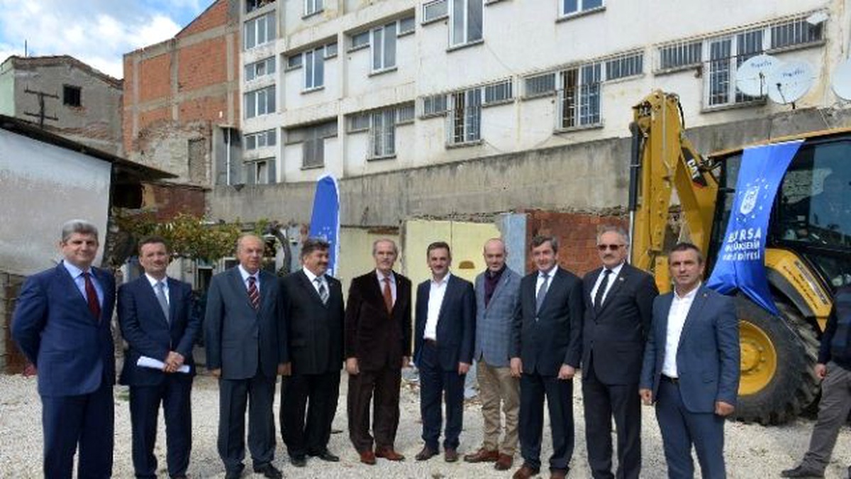 Bursa Büyükşehir Belediyesi Tarafından Yapılan Şehir Meydanı İçin Kamulaştırılan Binalar Yıkılıyor