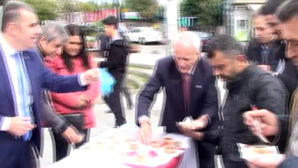 Büyük Birlik Partisi Milletvekili Adayları Aşure Dağıttı