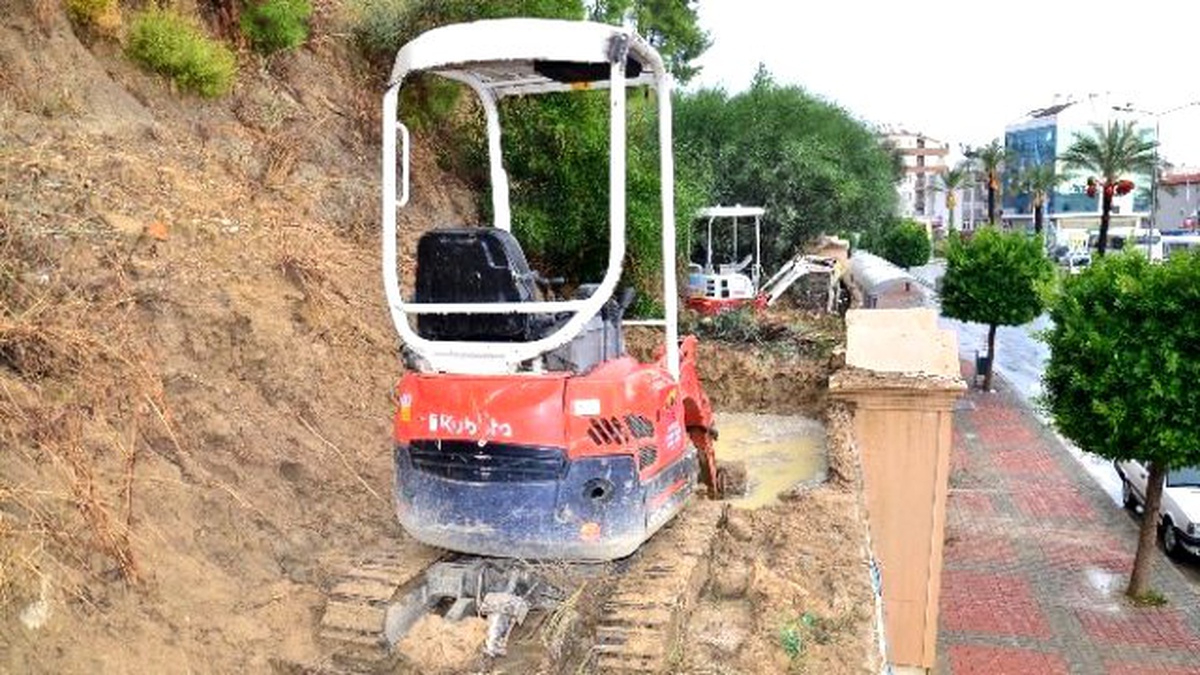 Büyükşehir Belediyesi,tıkanan Yağmur Kanallarını Temizliyor