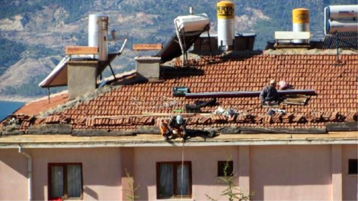 Çatıyı Tamir Eden İşçi, Yürükleri Ağza Getirdi