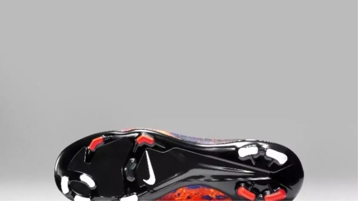 Crıstıano Ronaldo\'ya Özel Krampon Serisi