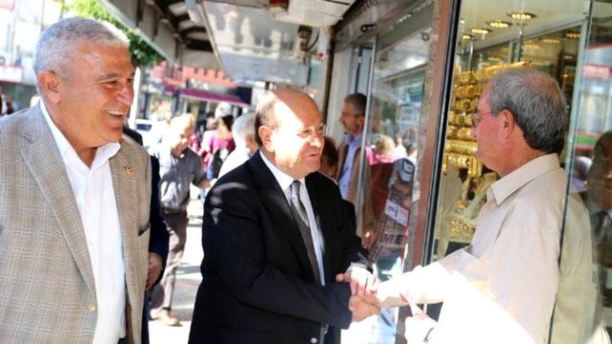 Efeler, Başkan Özakcan\'ı Bağrına Bastı