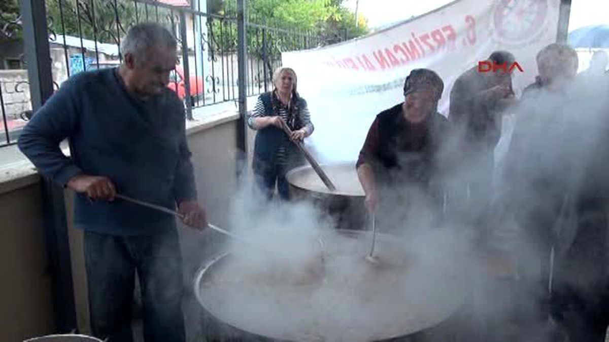 Erzincan\'da 10 Bin Kişiye Aşure Dağıtıldı, \'Birlik\' Mesajları Verildi