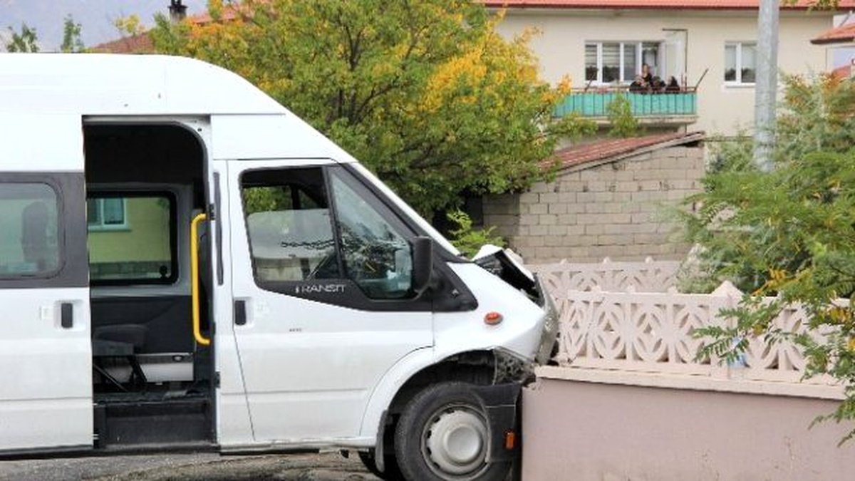 Erzincan\'da İki Öğrenci Servisi Çarpıştı: 1\'i Şoför 5 Öğrenci Yaralandı