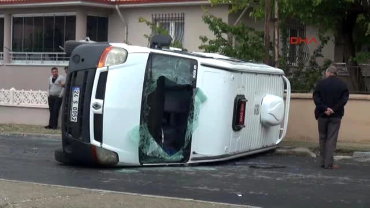 Öğrencileri Taşıyan İki Minibüs Çarpıştı: 5 Öğrenci Yaralandı