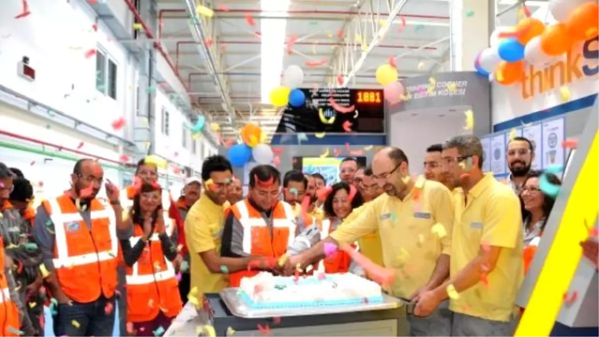 Fabrikada 1001\'inci Kazasız İş Gününe Pastalı Kutlama