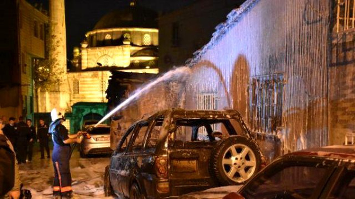İstanbul\'da Gece Saatlerinde 3 Otomobil Kundaklandı