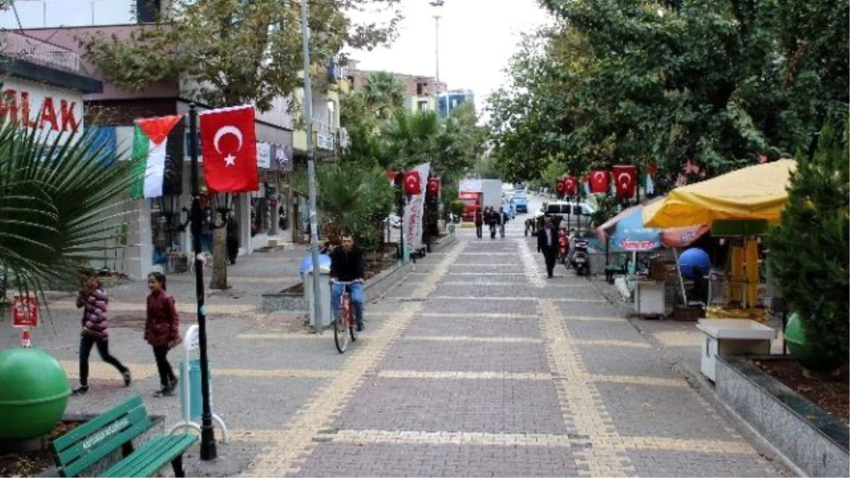 Filistin Caddesi\'ndeki Bayraklar Yenilendi