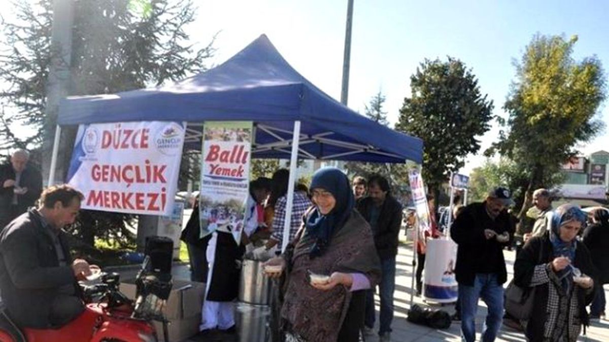 Gençlik Merkezi Aşure Dağıttı