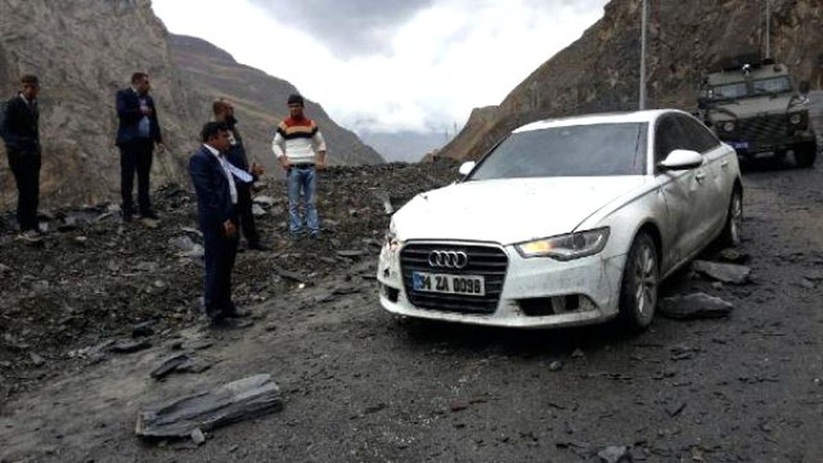 Hakkari\'de Seyir Halindeki Otomobilin Üzerine Kaya Düştü