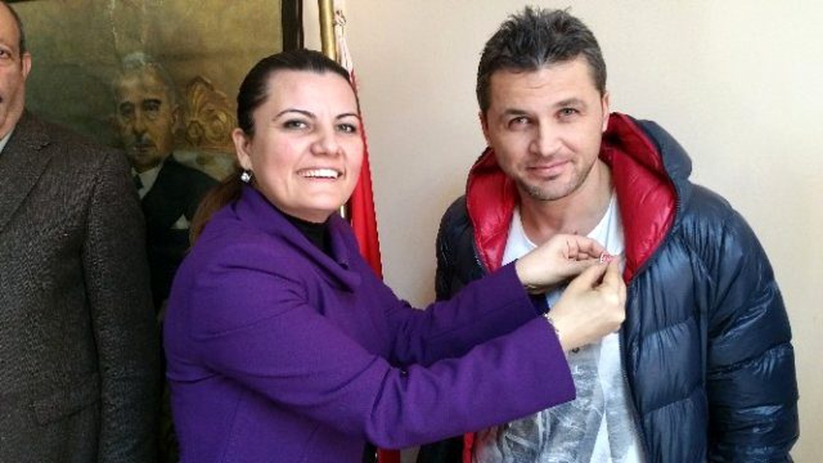 Hürriyet\'ten Fenerbahçeli Oyuncuya CHP Rozeti