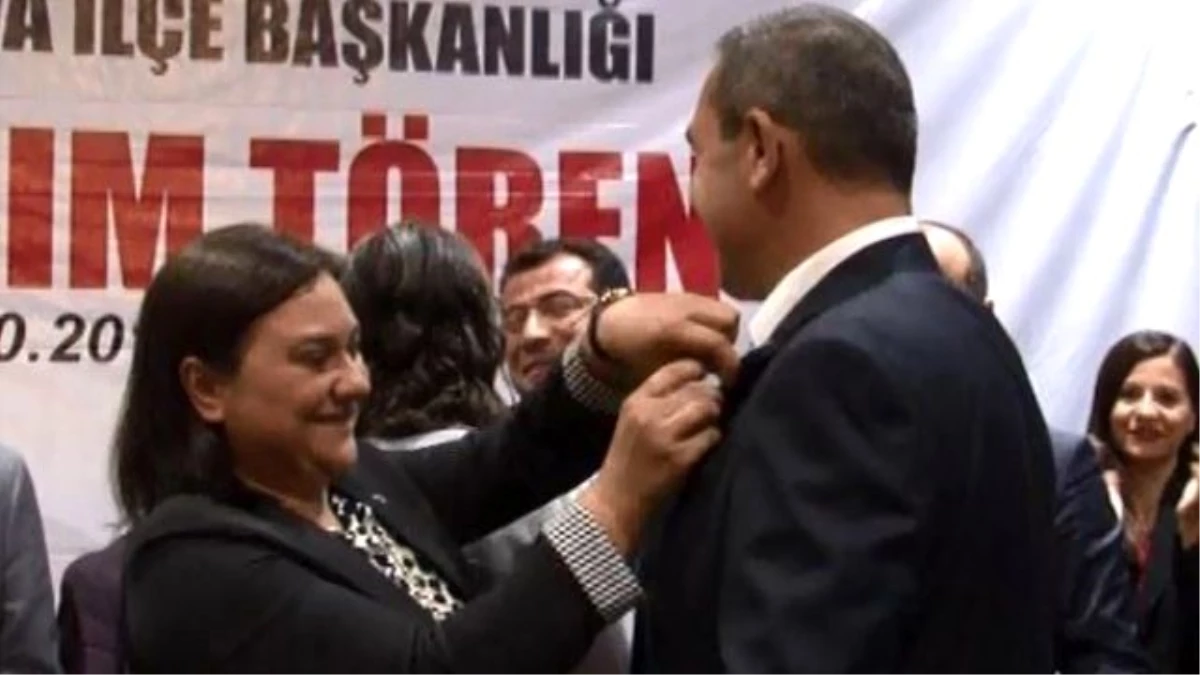 İzmir\'de MHP\'ye Çeşitli Siyasi Partilerden Yaklaşık Yüz Kişi Katıldı