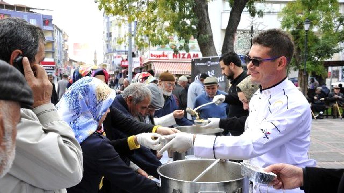 Karaman Belediyesinden Vatandaşlara Aşure İkramı