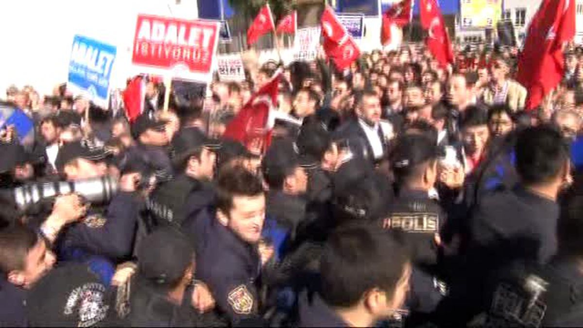 Koza-İpek Holding\'in Ankara\'daki Binası Önünde Bulunan Kalabalığa Polisten Biber Gazlı Müdahale