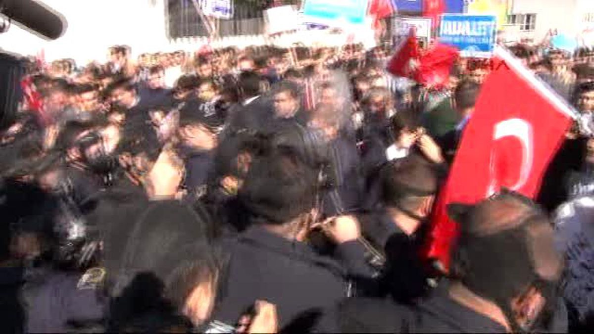 Koza-İpek Holding\'in Ankara\'daki Binası Önünde Biber Gazlı Müdahale