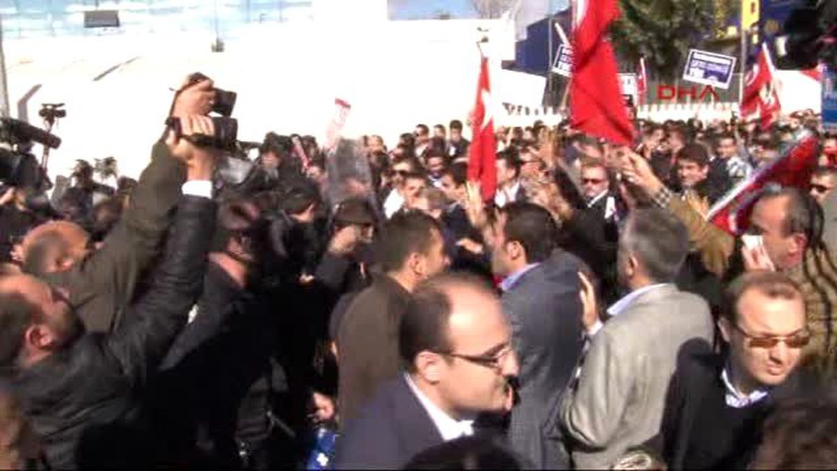 Koza-İpek Holding\'in Ankara\'daki Binası Önünde Biber Gazlı Müdahale