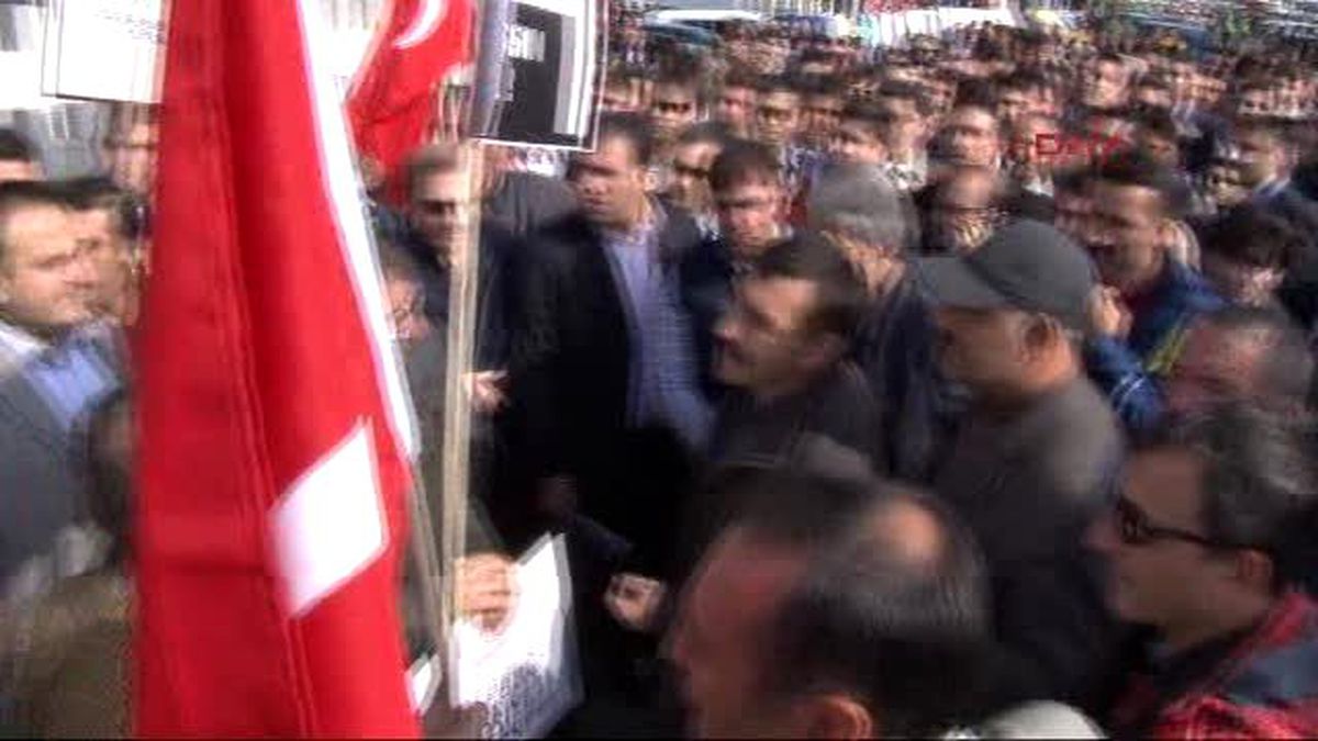 Koza-İpek Holding\'in Ankara\'daki Binası Önünde Bulunan Kalabalığa Polisten Biber Gazlı Müdahale 5