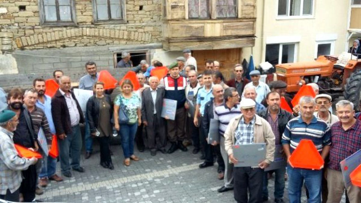 Manavgat İlçe Jandarma Trafik Ekipleri Reflektör Dağıttı