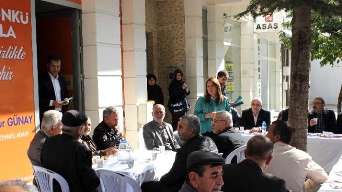 Prof. Dr. Emine Nur Günay Esnafla Buluştu