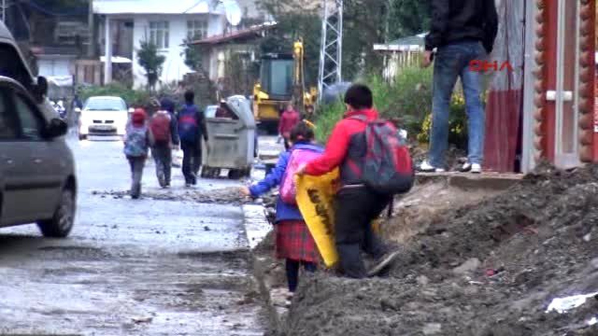 Yaya Kaldırımı Olmayan Yol Trafiğe Açıldı: 2 Çocuk Yaralandı