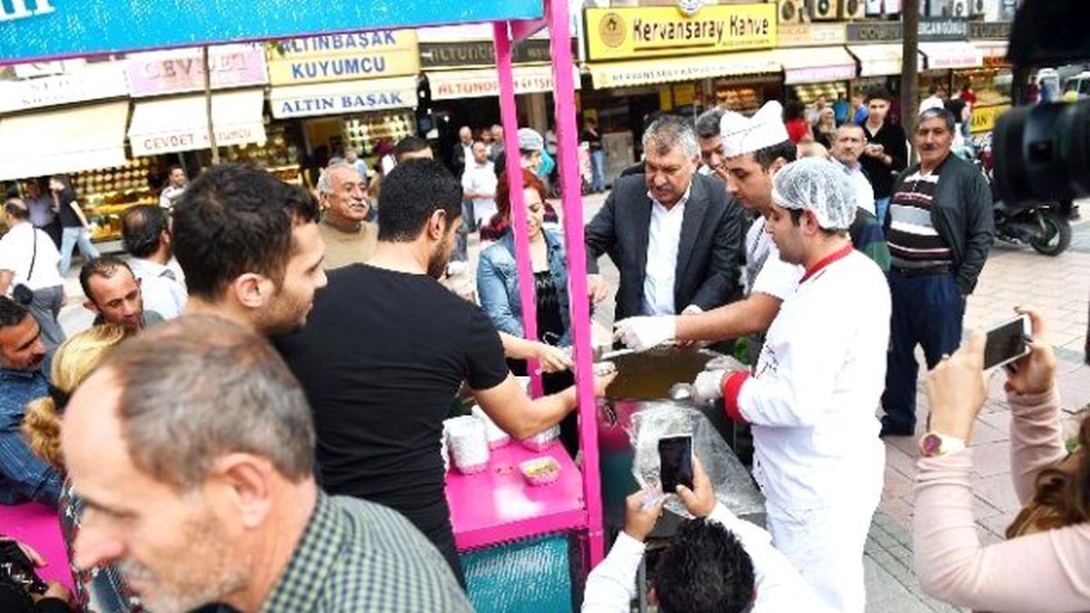 Seyhan Belediyesi 60 Bin Kişiye Aşure Dağıttı